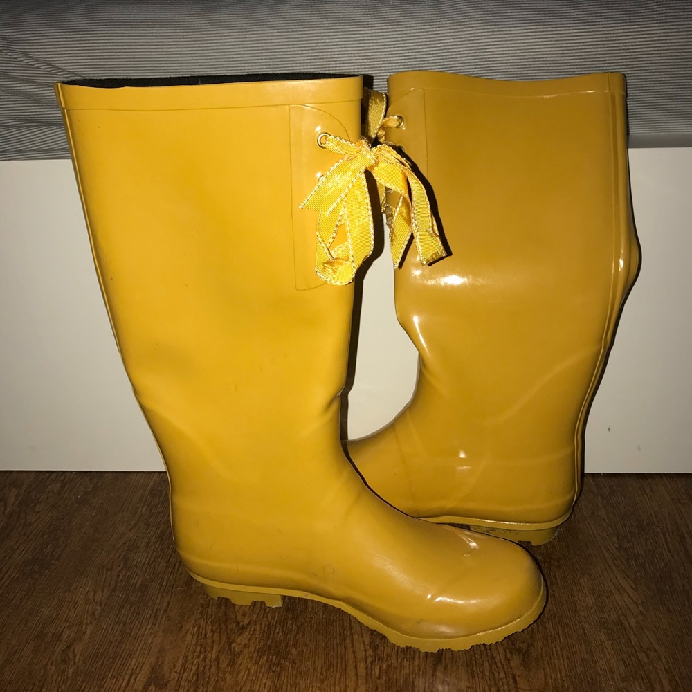 Yellow rain boots. Size 9